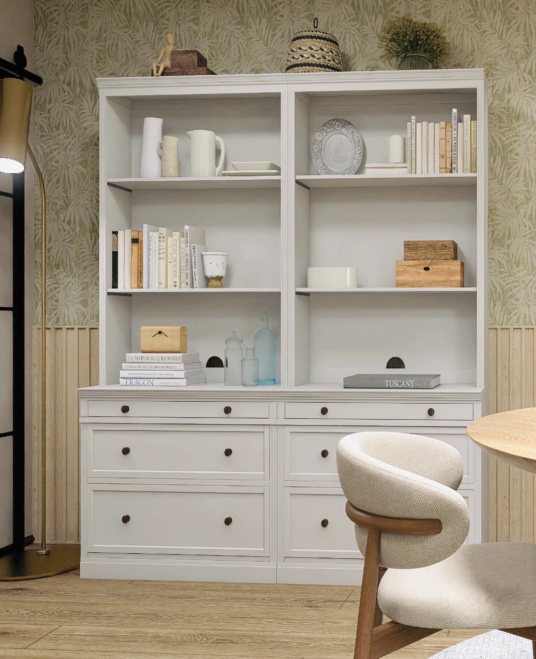 Weißes Regal-Sideboard mit Keramik, Büchern und Holzdetails vor Blättertapete