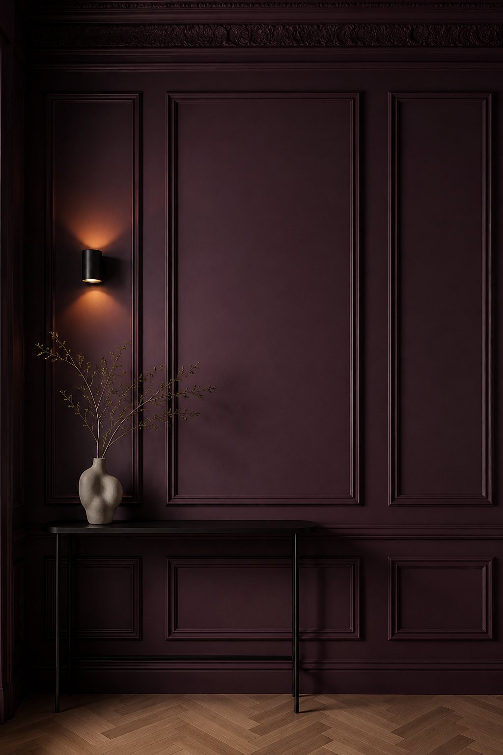 Auberginefarbene Wand mit Ton-in-Ton-Wandprofilen, schwarzer Konsole, Vase und warmer Wandleuchte