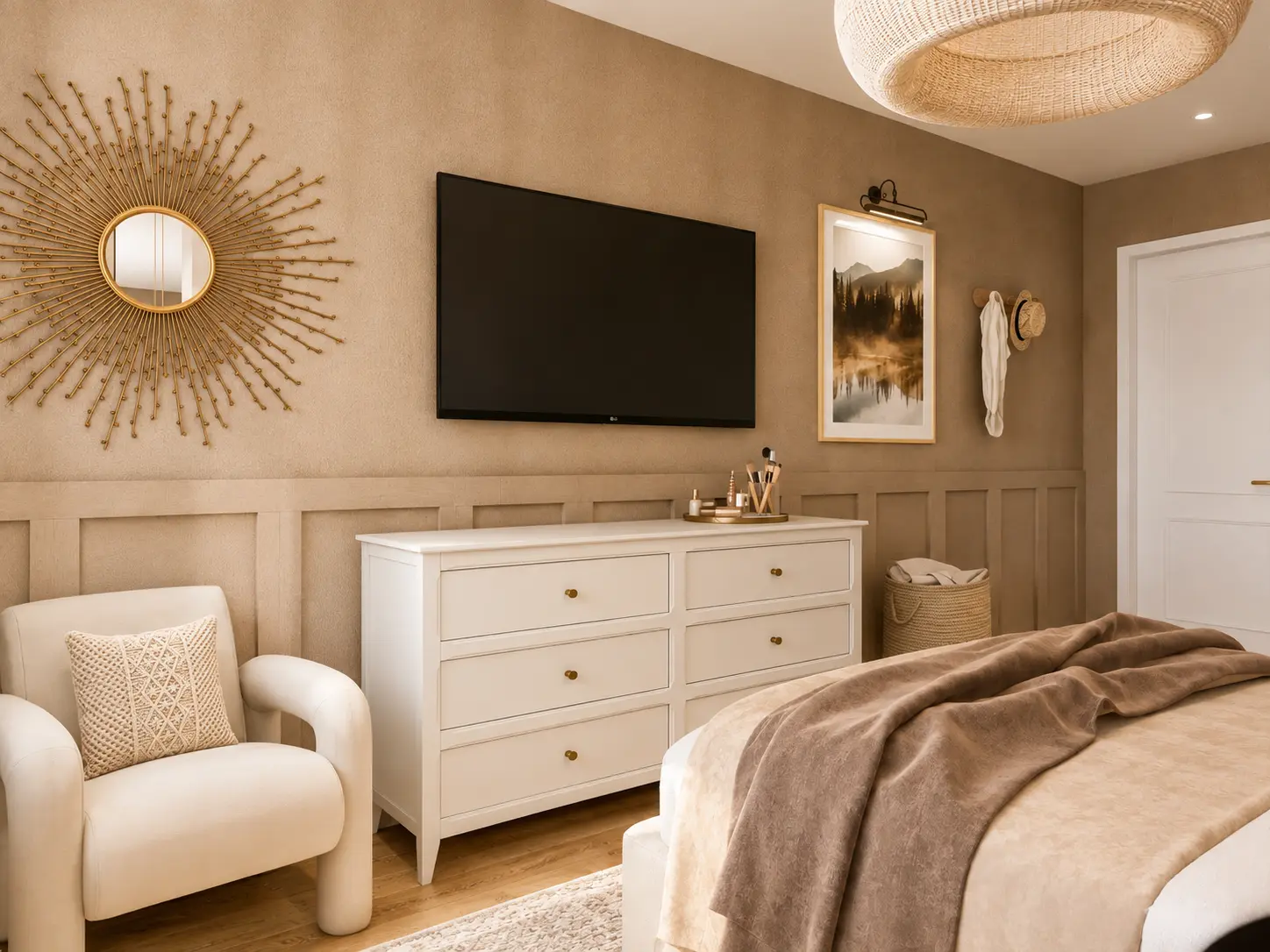 Beige Wandvertäfelung mit Sonnenspiegel, TV, weißer Kommode und Sessel